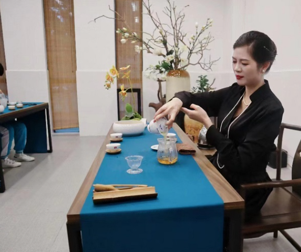 海南中學(xué)100周年校慶籌備課《師生茶藝禮儀》取得圓滿成功